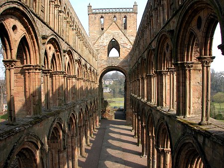 Vista de las ruinas de la abadía desde la nave principal