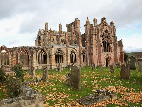 Abadía de Melrose con cementerio y hojas de otoño