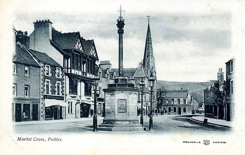 Vista de la cruz del mercado en High Street en Peebles en blanco y negro
