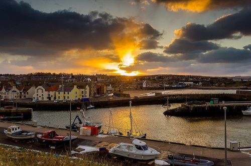 Puesta de sol en el pueblo de Eyemouth