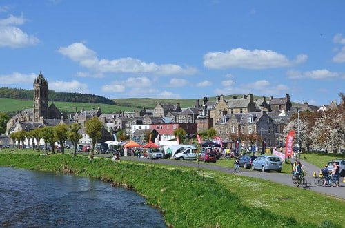 Vista de Peebles desde el río Tweed