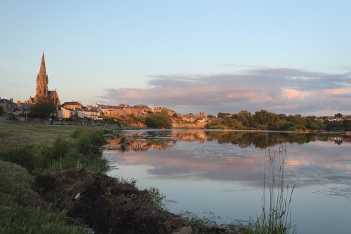Vista de Kelso desde el río Tweed al atardecer