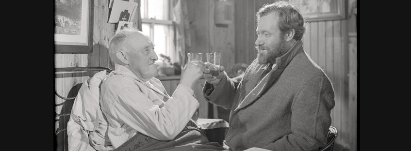 Personajes brindando en Whisky Galore