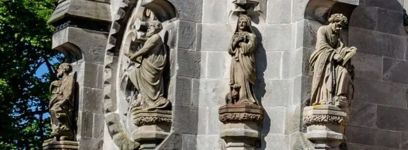 Estatuas en el exterior de la Capilla de Rosslyn en Edimburgo