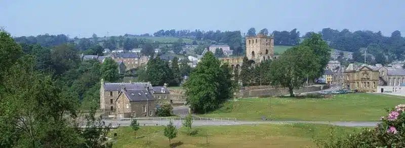 Vistas del pueblo y la abadía de Jedburgh en Escocia