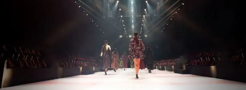 Modelos desfilando en pasarela