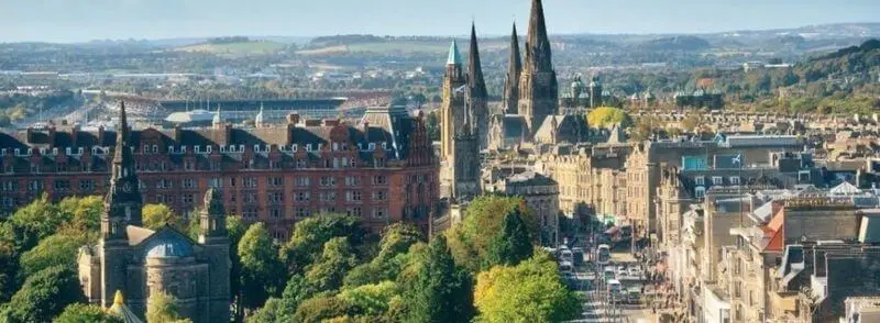Edificios históricos de la ciudad de Edimburgo en Escocia
