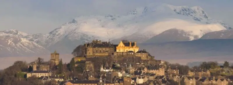 Vista del Castillo de Stirling en lo alto de una montaña con las montañas al fondo en Stirling, Escocia, Reino Unido