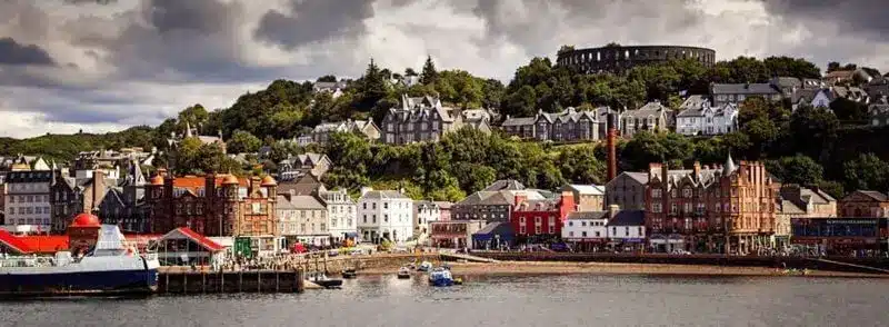 Vista del puerto de Oban en Escocia