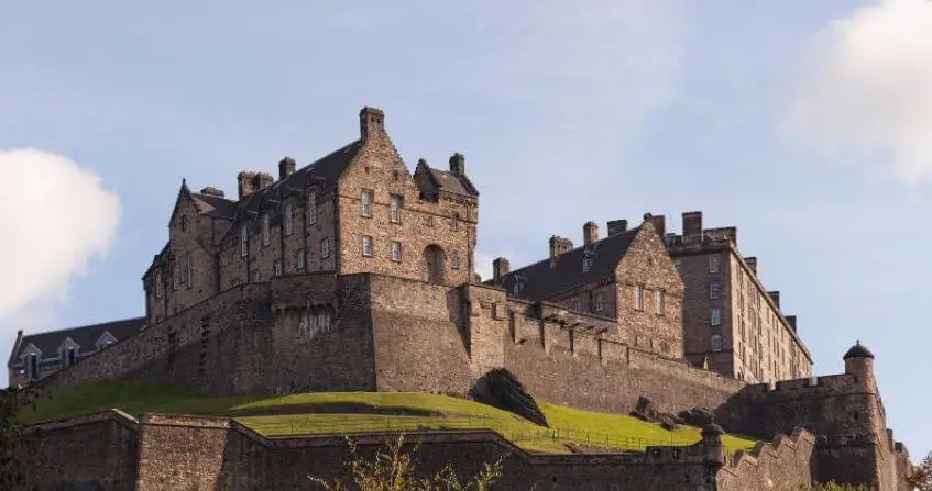 Castillo de Edimburgo desde los jardines de Princes Street, Escocia