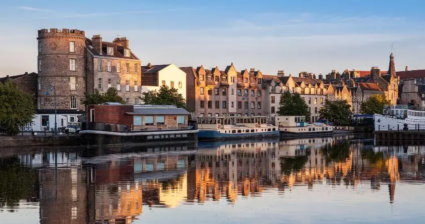 Atardecer en la orilla del río Leith en Shore, Escocia