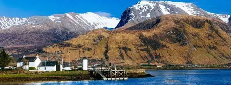 Vista de la montaña Ben Nevis desde Corpach, Escocia