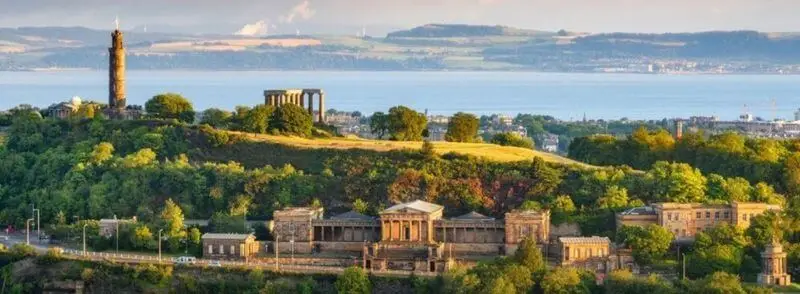 Vista de Calton Hill y el Parlamento de Escocia, en Edimburgo