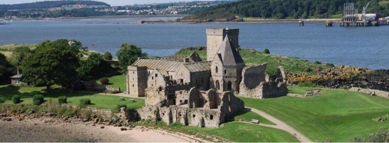 Abadía de Inchcolm ubicada en la isla de Inchcolm en el Firth of Forth en Escocia