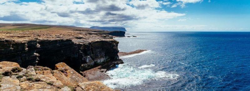 Acantilados de Yesnaby en las Islas Orcadas en Escocia