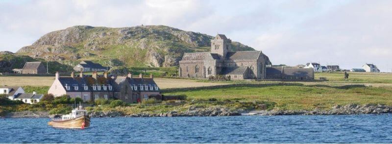 Vista de la bahía e isla de Ionna en Escocia, Reino Unido