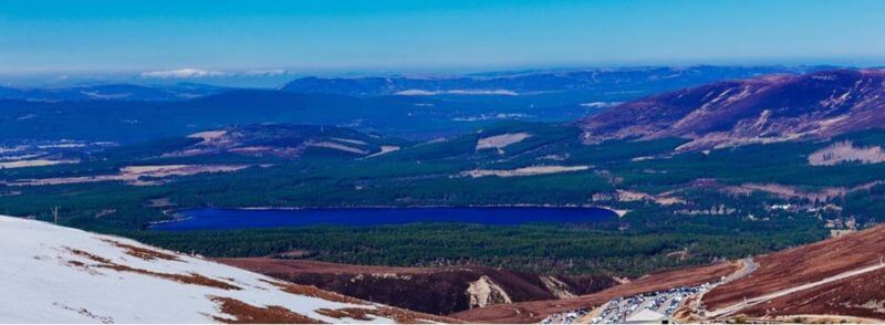 Vosta del lago Morlich y Caingorms en Escocia