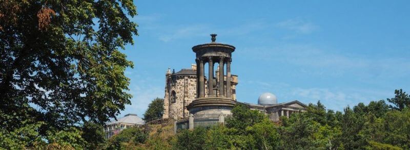 Calton Hill en Edimburgo en Escocia