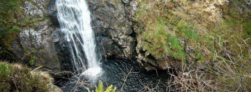 Cascada de Rogie Falls en las Tierras Altas de Escocia