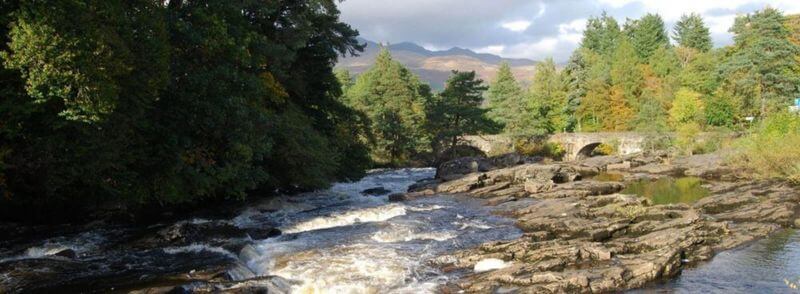 Cascadas de Dochart en Breadalbane en el Parque Nacional del Lago Lomond y los Trossachs en Escocia