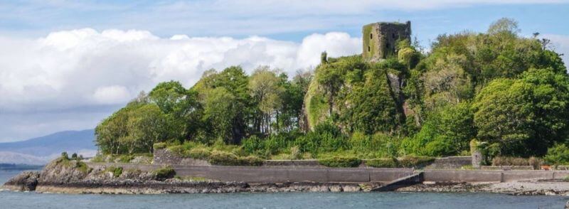 Vista del Castillo de Dunollie en Oban, Escocia