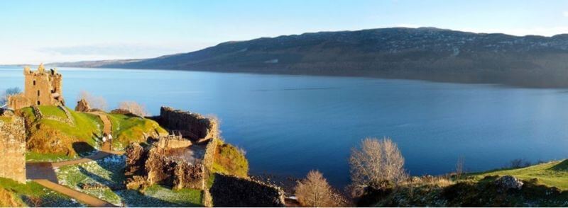 Castillo de Urquhart a orillas del Lago Ness en Escocia, Reino Unido