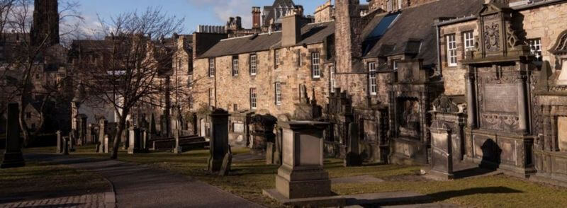 Tumbas en un cementerio de Edimburgo