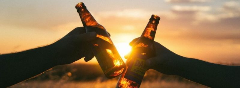 Amigos brindando con cervezas