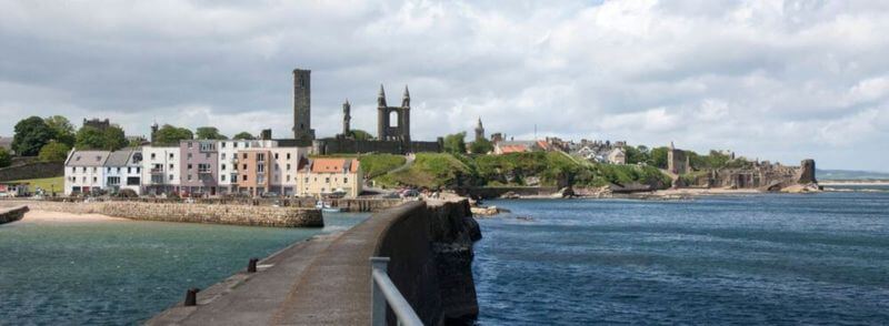 Paseo por la costa de Saint Andrews en Escocia
