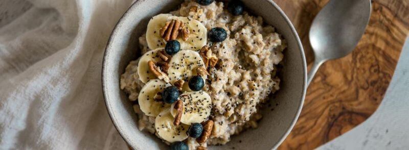 Bowl de avena con plátano, arándanos, nueces y canela