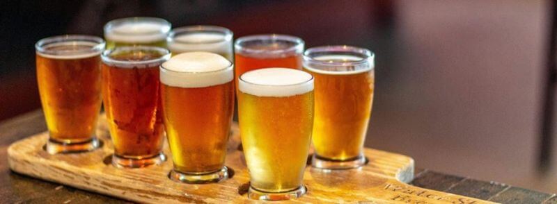 Destilería en Escocia con whisky y cerveza