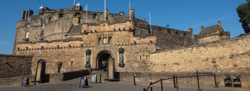 Puerta de entrada al Castillo de Edimburgo en Escocia