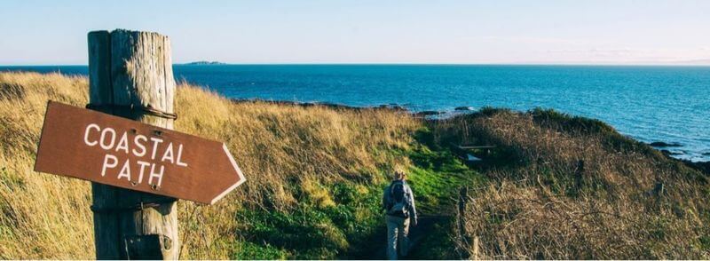 Sendero que conduce a una playa de la costa de Fife en Escocia
