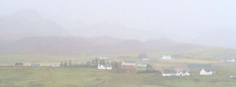 Paisaje nublado en la Isla de Skye en Escocia