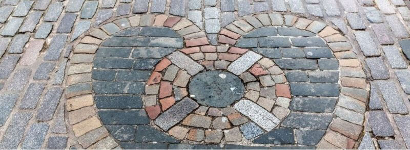 Mosaico de corazón "Heart of Midlothian" en la Royal Mile de Edimburgo, Escocia