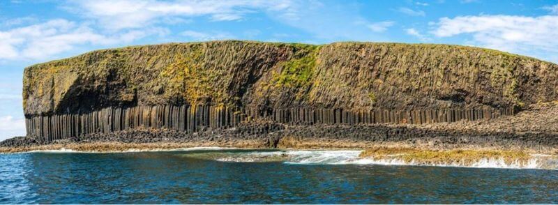 Isla de Staffa en la costa de Escocia, Reino Unido