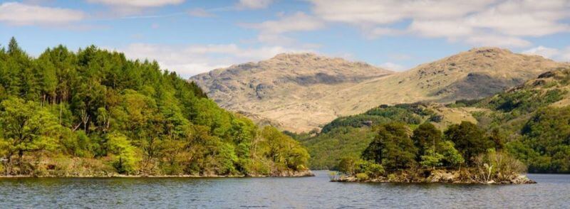 Vista del Lago Lomond y la Isla Tarbet en las Tierras Altas del Oeste en Escocia