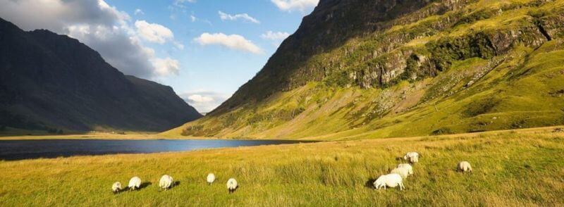 Vista del lago Achtriochtan en Glencoe, Escocia
