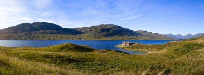 Vista del lago o loch Arklet en el Parque Nacional del Lago Lomond y los Trossachs en Escocia