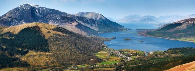 Vista del pueblo de Glencoe y el Lago Leven en Escocia