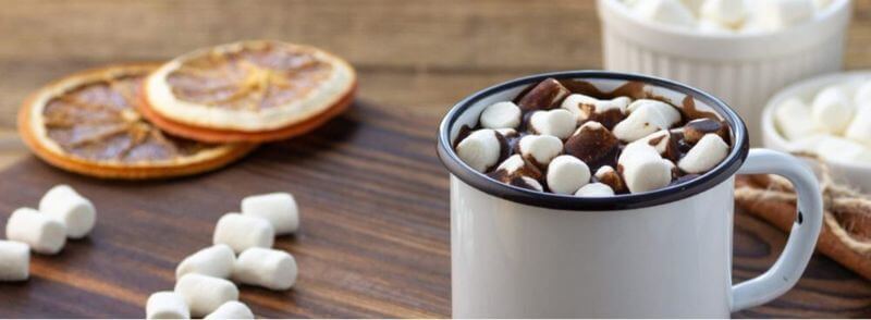Taza de chocolate caliente con marshmellows