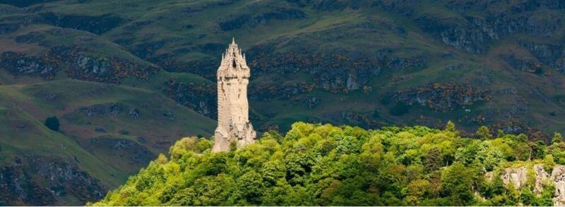 Vista del monumento Nacional de William Wallace en lo alto de una montaña en Stirling, Escocia