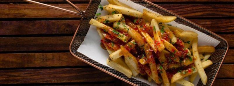 Patatas fritas con sal y salsa de vinagre