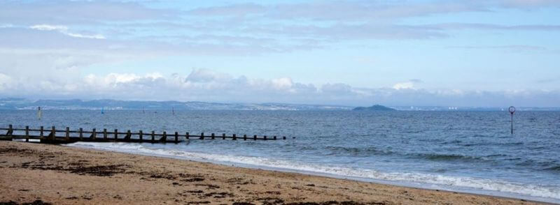 Playa de Firth of Forth al norte de Edimburgo en Escocia