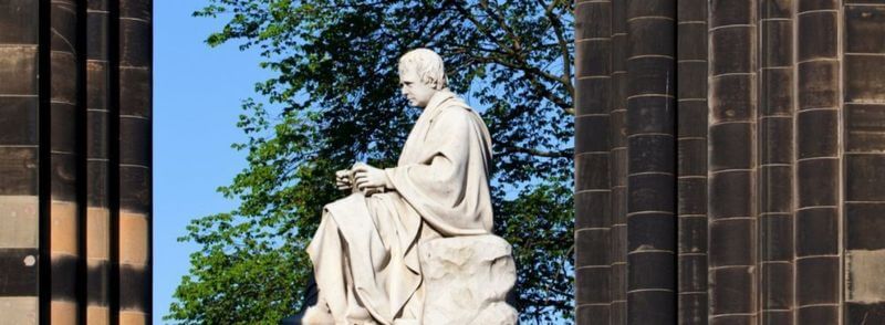Monumento a Walter Scott en la calle Princes Street Gardens en Edimburgo, Escocia