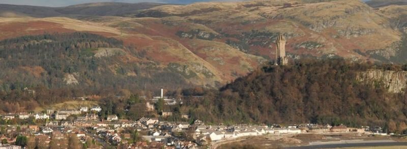 Vista al Monumento Nacional de William Wallace desde el Castillo de Stirling en las Lowlands o Tierras Bajas de Escocia