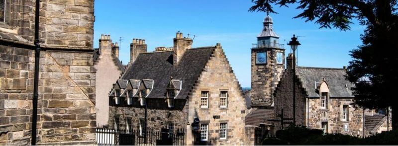 Casas de la zona vieja u Old Town de Stirling en Escocia