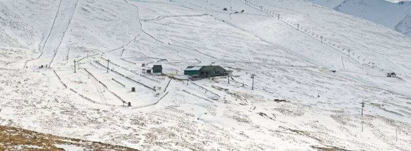 Montaña Ben Nevis nevada con teleférico en Escocia