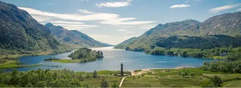 Monumento de Glenfinnan frente al loch Shiel en Escocia