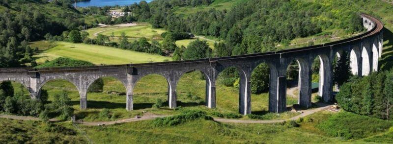 Paisaje escocés con el viaducto de Glenfinnan